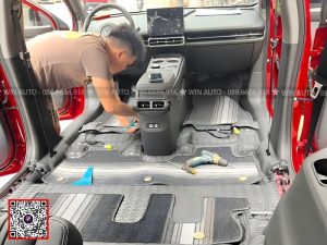 Kỹ thuật viên đang lắp thảm trên dòng xe Vinfast