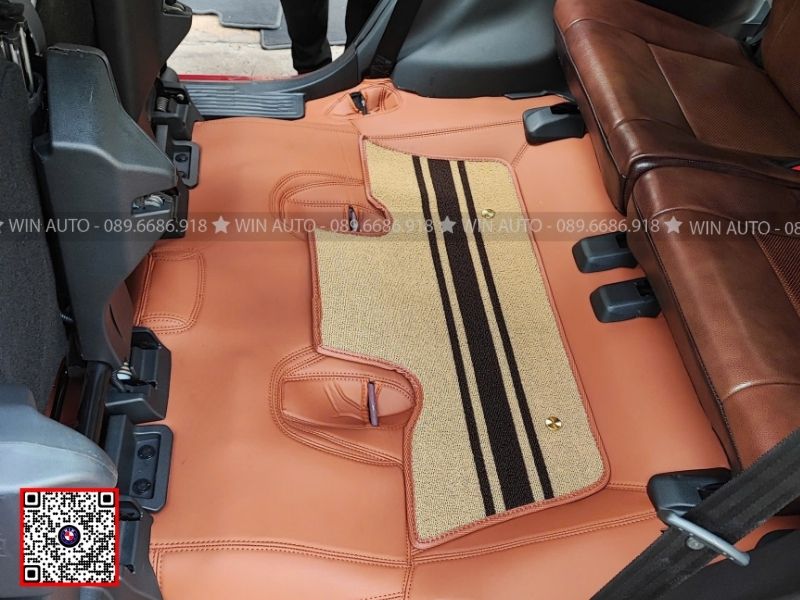 Thảm lót sàn da Fiber của Win Auto trên chiếc 7 chỗ Toyota Veloz Cross