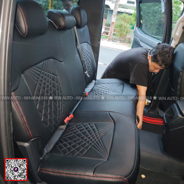 Nhân viên Win Auto đang hoàn thiện bọc ghế